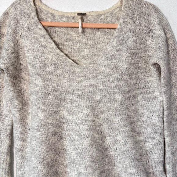 Free People Oversized Cozy Alpaca/Mohair Knit Bell-Sleeve V Neck Top Sweater M - Picture 5 of 13